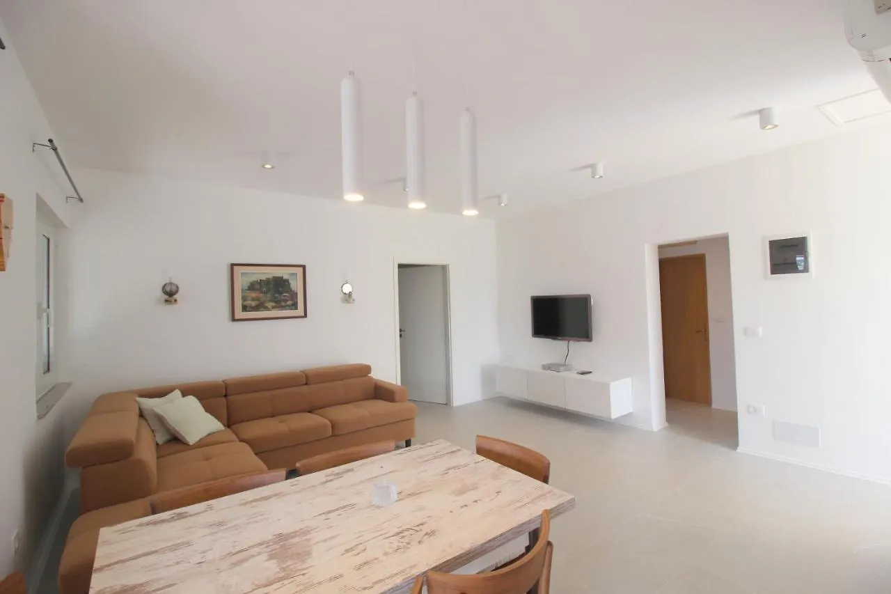 Milan A4, 50 M From The Beach Novigrad (Istria)